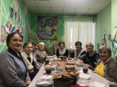 Участницы ветеранского клуба «Талисман» собрались за столом в честь Дня матери
